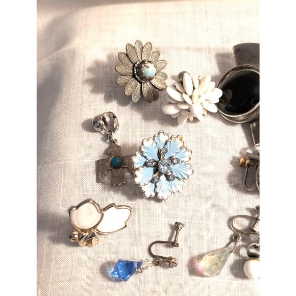 Lot of Vintage Silver Tone Clip On Screw On Single Earrings - Picture 2 of 7